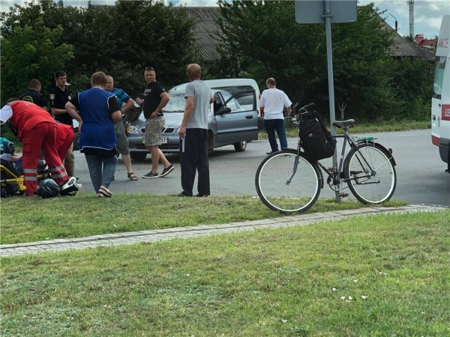 На Волині автівка збила мотоцикліста з дитиною. ФОТО