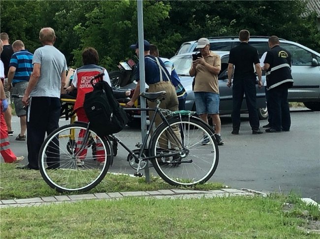 На Волині автівка збила мотоцикліста з дитиною. ФОТО