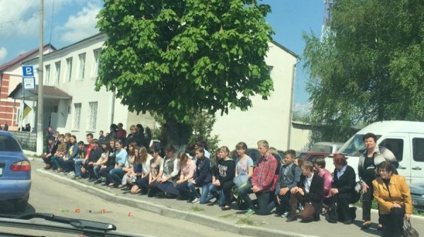 Волиняни на колінах зустрічали тіло загиблого героя Івана Сотника. ФОТО. ВІДЕО