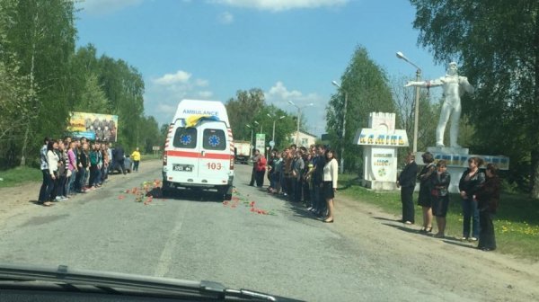 Волиняни на колінах зустрічали тіло загиблого героя Івана Сотника. ФОТО. ВІДЕО