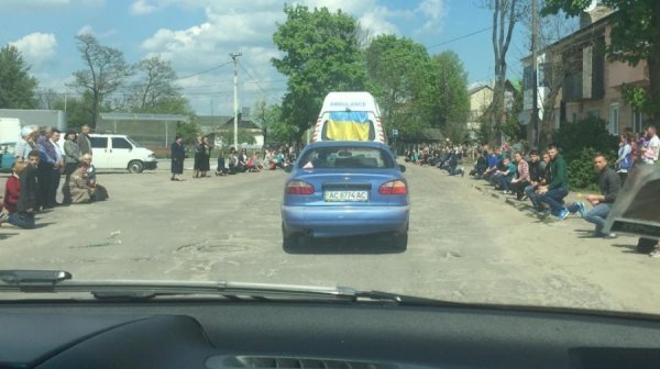 Волиняни на колінах зустрічали тіло загиблого героя Івана Сотника. ФОТО. ВІДЕО