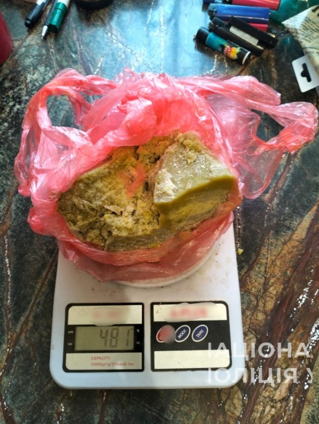 Наркотичні смаколики: подружжя з Луцького району замасковували психотропи в кондитерські вироби