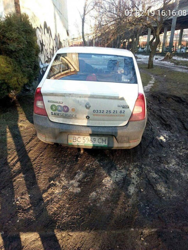 У Луцьку автохам наскладав гору будівельного сміття просто у дворі. ФОТО