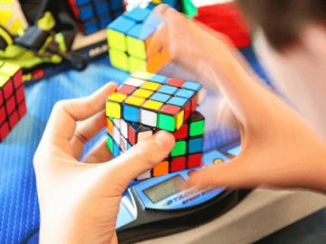Маленький волинянин складає кубик Рубика за 7 секунд. ВІДЕО