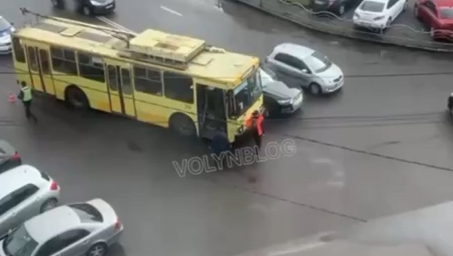 У центрі Луцька в аварію попали легковик і тролейбус