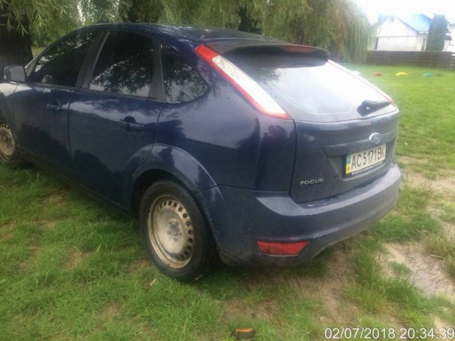 У Луцьку водії нищать газони автівками. ФОТО