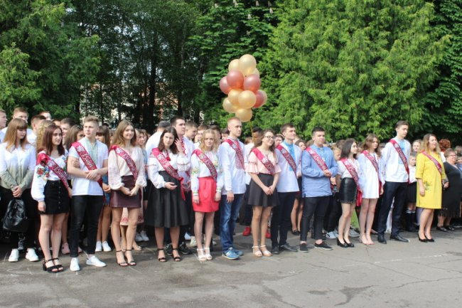 Щасливі посмішки і теплі спогади: у луцькій ЗОШ №11 пролунав останній дзвінок. ФОТО