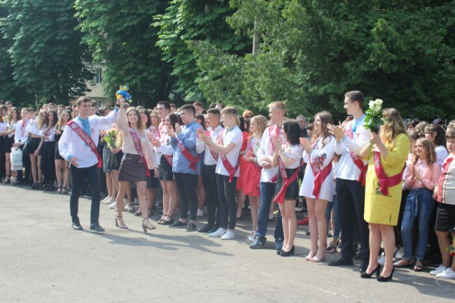 Щасливі посмішки і теплі спогади: у луцькій ЗОШ №11 пролунав останній дзвінок. ФОТО