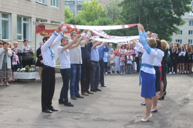 Щасливі посмішки і теплі спогади: у луцькій ЗОШ №11 пролунав останній дзвінок. ФОТО