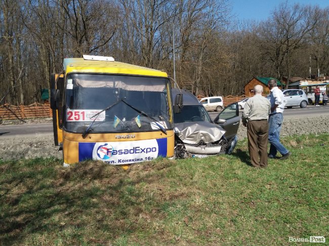 Під Луцьком маршрутка втрапила в аварію, є постраждалі. ФОТО