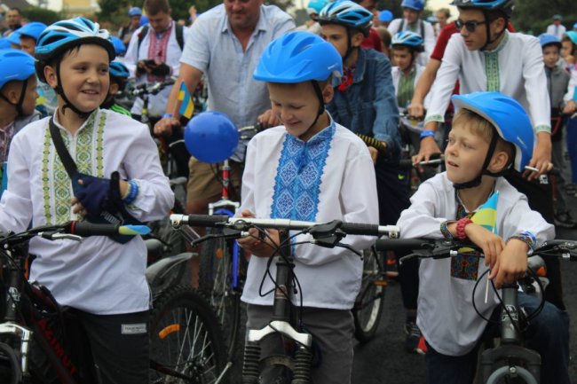 У Нововолинську організували велопробіг у вишиванках. ФОТО