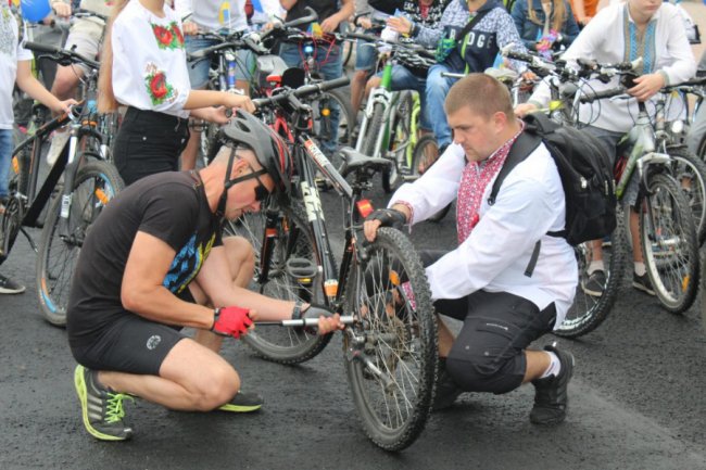 У Нововолинську організували велопробіг у вишиванках. ФОТО