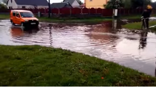 Через зливу ковельська вулиця перетворюється в озеро. ФОТО