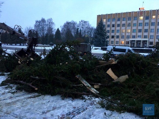У Нововолинську під час встановлення розвалилася головна ялинка міста. ФОТО