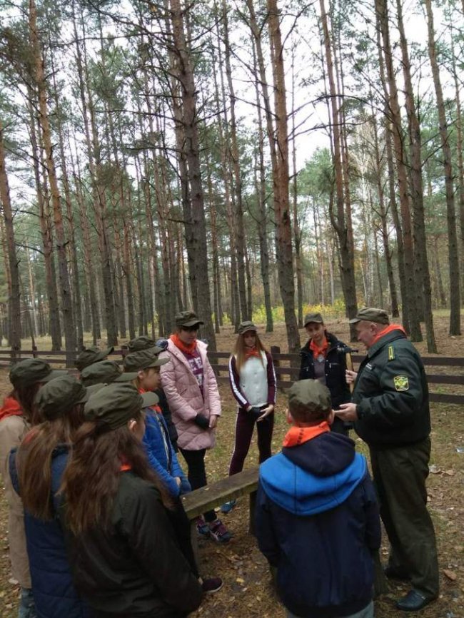 На Волині школярі допомогли прибрати ліс. ФОТО