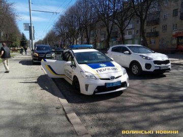 У Луцьку поліція шукає водія авто, яке стукнуло Mazda. ФОТО