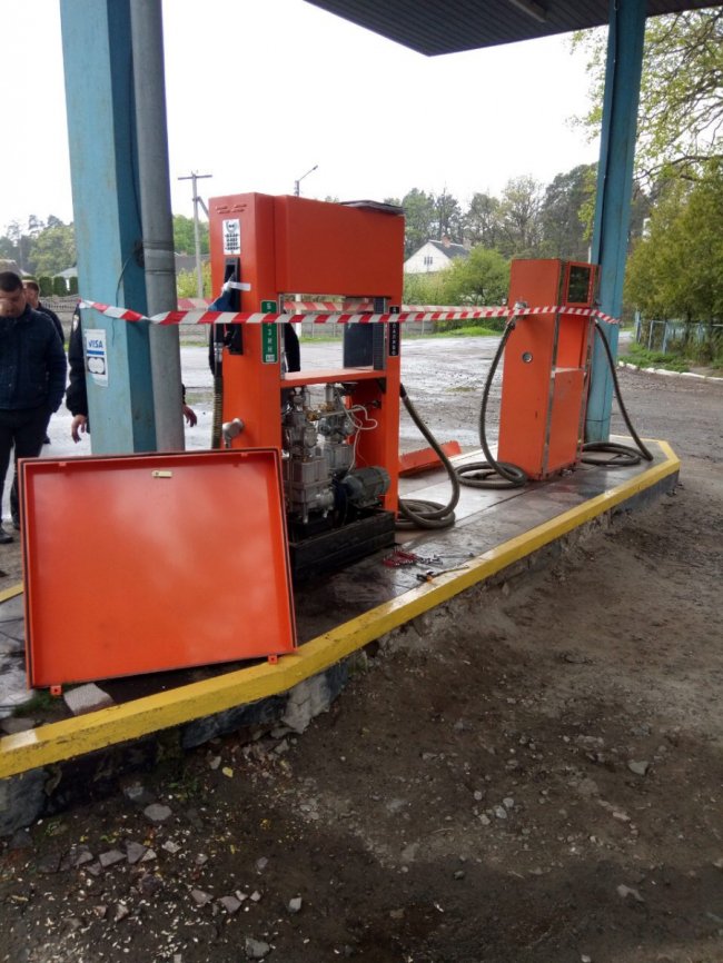 Волинські правоохоронці вилучили майже 6 тисяч літрів палива на підпільній заправці