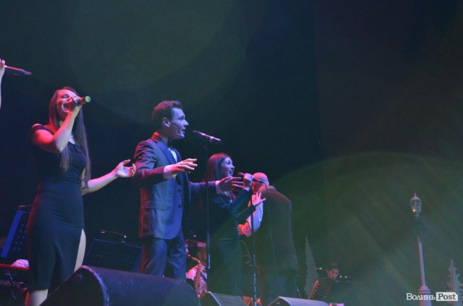 Новорічні хіти та казкова енергетика: як лучан розважали LeoBand Orchestra. ФОТОРЕПОРТАЖ