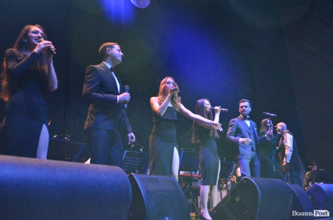 Новорічні хіти та казкова енергетика: як лучан розважали LeoBand Orchestra. ФОТОРЕПОРТАЖ