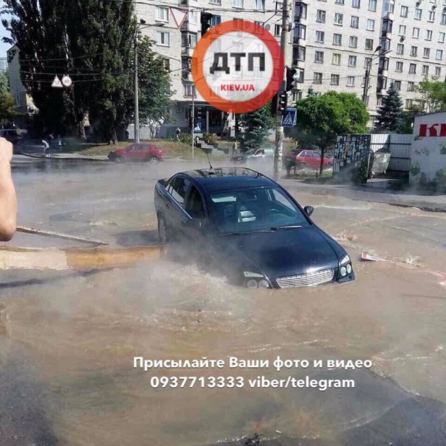 Посеред Києва Opel з жінкою та немовлям провалився у вирву з гарячою водою