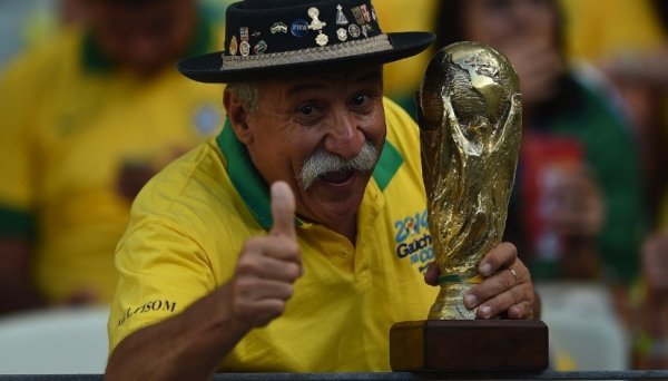 Помер найвідоміший вболівальник світу