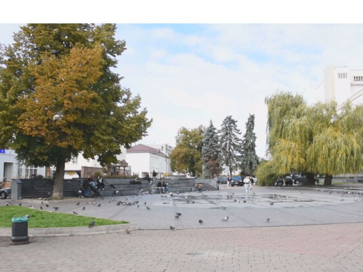 «Двірники там збирають десятки мішків зі сміттям»: мер Луцька - про безлад біля фонтану на Театральному майдані