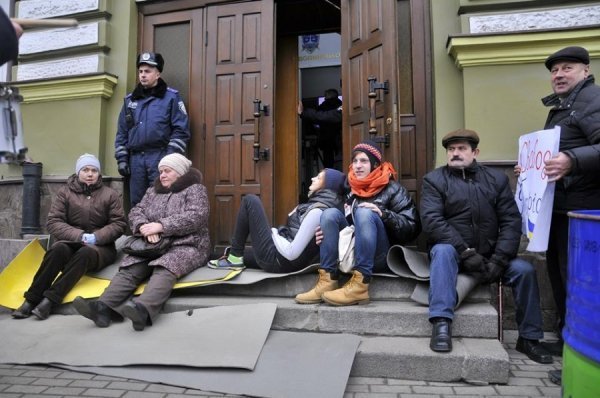 «Сидячий» пікет під прокуратурою Волині. ФОТО