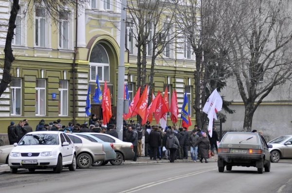 «Сидячий» пікет під прокуратурою Волині. ФОТО