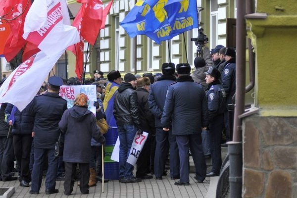 «Сидячий» пікет під прокуратурою Волині. ФОТО