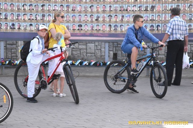 Велопробіг у вишиванках: понад чотири сотні лучан долучилися до патріотичного заходу у День міста. ФОТО