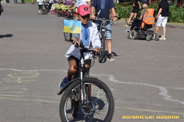 Велопробіг у вишиванках: понад чотири сотні лучан долучилися до патріотичного заходу у День міста. ФОТО