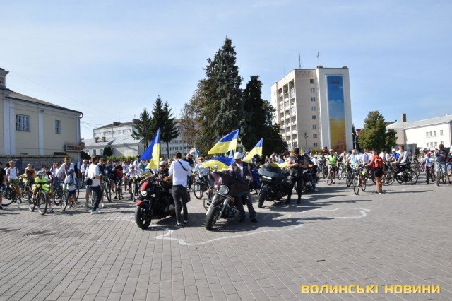Велопробіг у вишиванках: понад чотири сотні лучан долучилися до патріотичного заходу у День міста. ФОТО