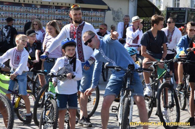 Велопробіг у вишиванках: понад чотири сотні лучан долучилися до патріотичного заходу у День міста. ФОТО