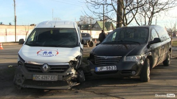 У Луцьку під час аварії розбилися три автомобілі. ФОТО. ВІДЕО