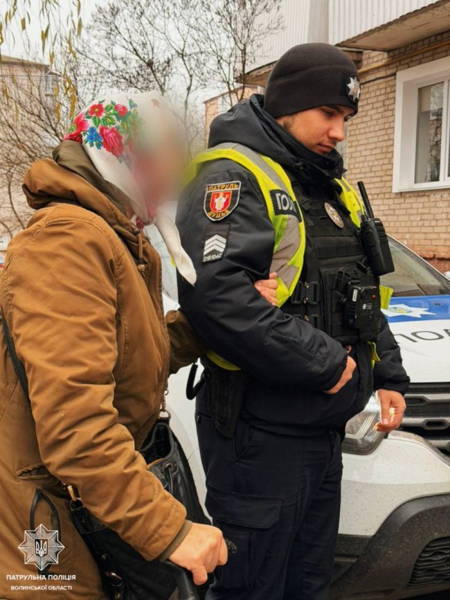Патрульні у Луцьку повернули додому бабцю, яка заблукала