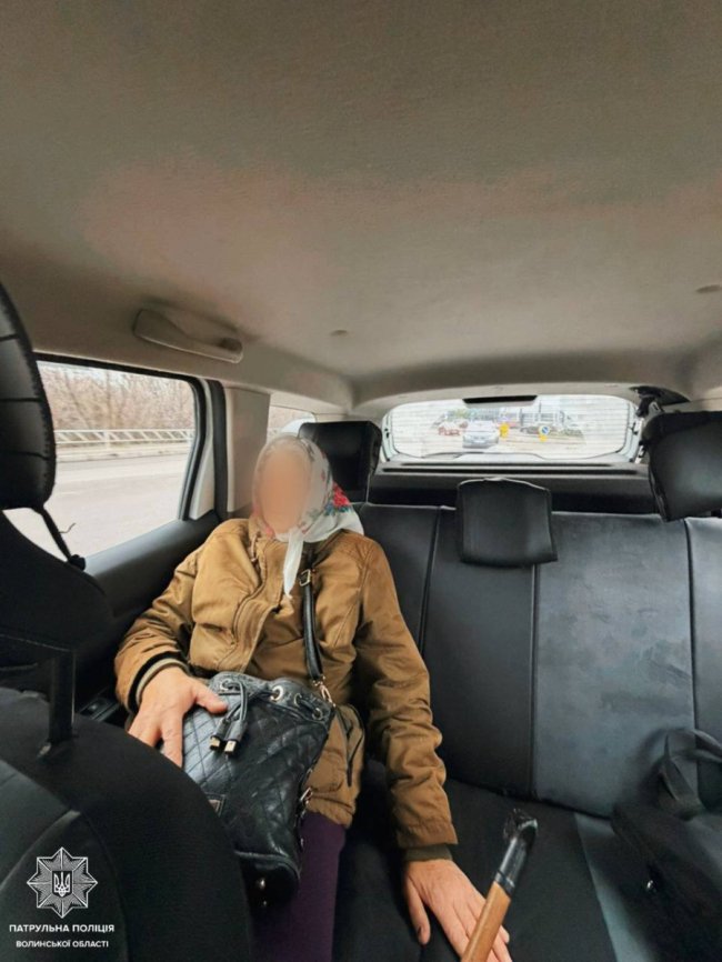 Патрульні у Луцьку повернули додому бабцю, яка заблукала