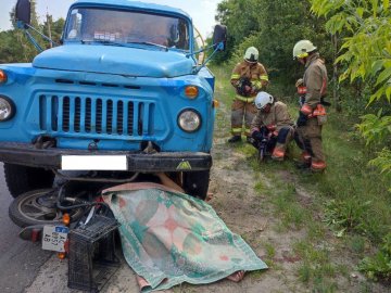 Смертельна аварія на Волині: скутеристку затиснуло під молоковозом. ФОТО 