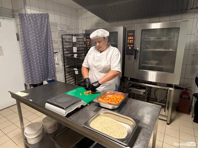 У яких умовах готують і зберігають їжу в «Пузатій хаті»: кухню ресторану показали зсередини. ФОТО