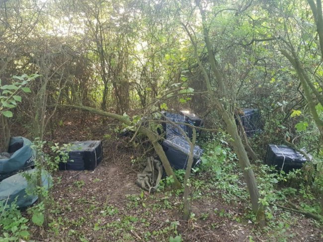 Волинські прикордонники знайшли контрабандні цигарки та гумовий човен. ФОТО