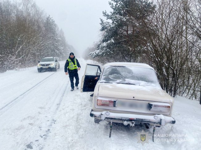 На Волині поліцейські допомагають водіям визволяти автівки зі снігових заметів