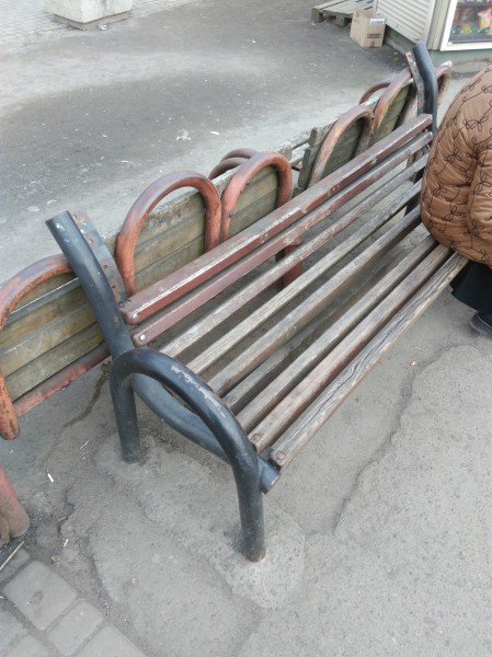 Лучани нарікають на занедбану зупинку на Володимирській 