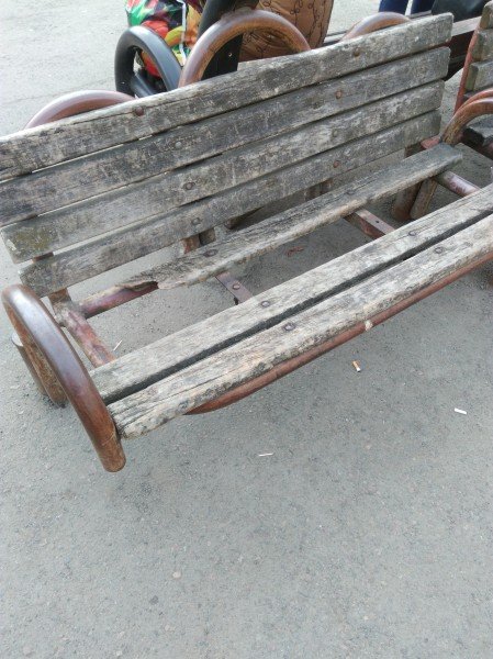 Лучани нарікають на занедбану зупинку на Володимирській 