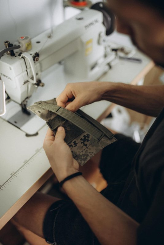 Як луцький відеограф заради перемоги сів за швейну машинку 