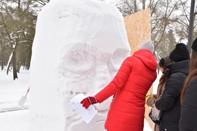 У луцькому парку стартував фестиваль снігових скульптур. ФОТО