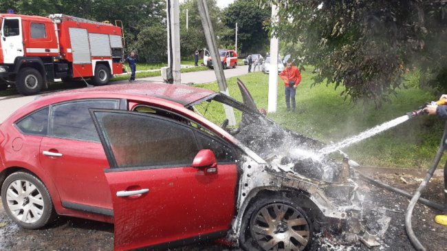 У Крупі посеред дороги горів легковик. ФОТО. ВІДЕО