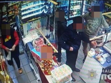 Стежив за жертвою у магазині: раніше судимий волинянин викрав у чоловіка конверт з грошима