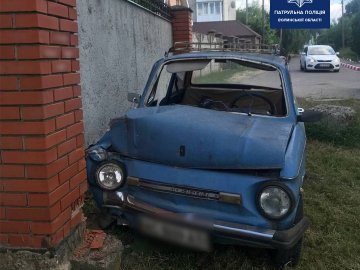 У Луцьку водій в'їхав в огорожу та втік з місця події