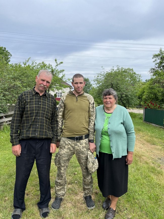 Волинянину, який три дні лежав з простреленими кінцівками на бойовій позиції, врятуватися допоміг пес