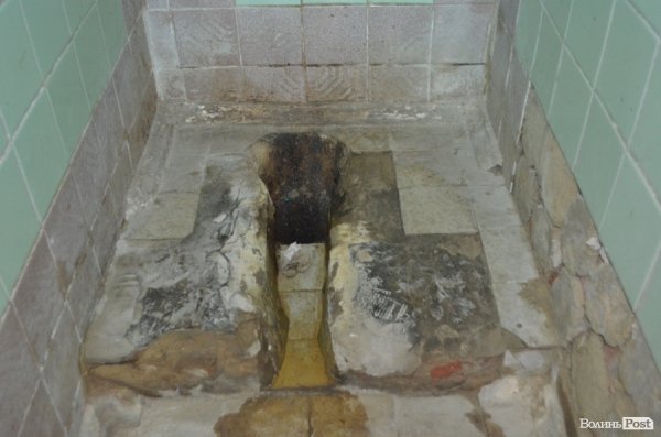 У Луцькому парку санітарна проблема: єдиний туалет нагадує кімнату жахів. ФОТО