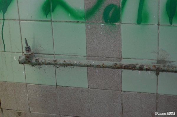 У Луцькому парку санітарна проблема: єдиний туалет нагадує кімнату жахів. ФОТО